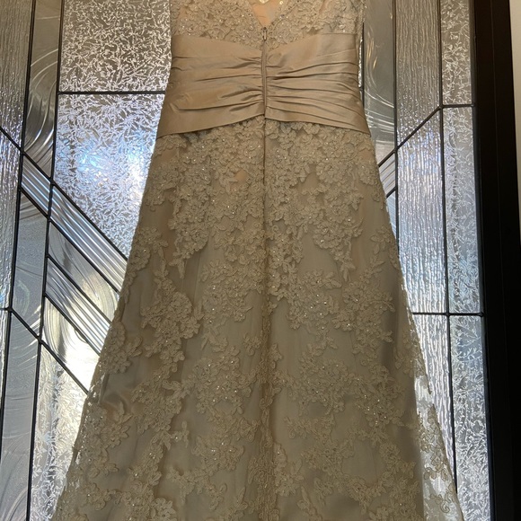 Wedding dress - Picture 7 of 9